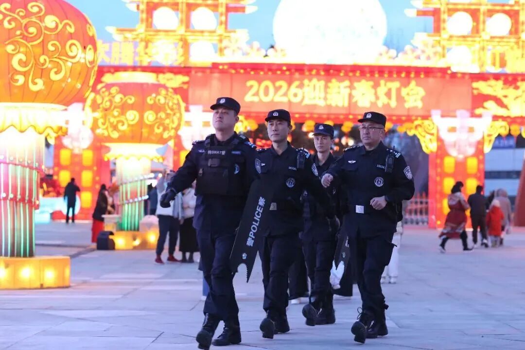 为平安守岁！这是他们的除夕夜