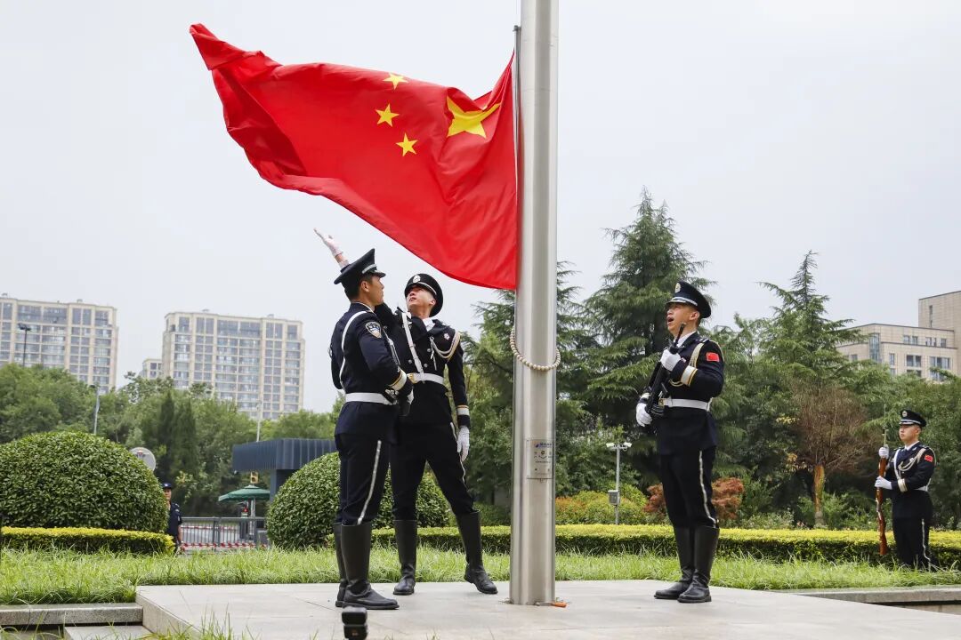 济南市公安局举行庆“七一”升国旗仪式