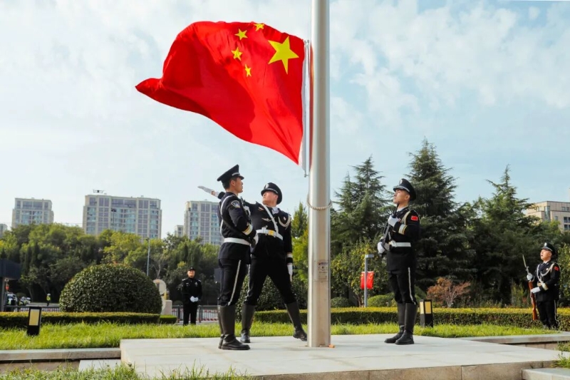 济南公安举行庆祝中华人民共和国成立76周年升国旗仪式