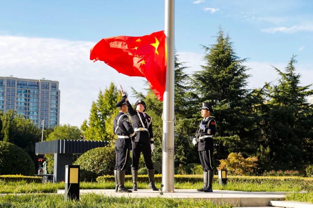 济南市公安局举行庆“十一”升国旗仪式